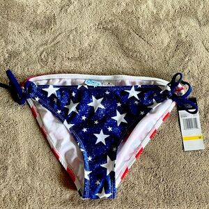 CALIFORNIA WAVES LOW CUT PATRIOTIC BIKINI BOTTOM.  SIZE MEDIUM.  NWT